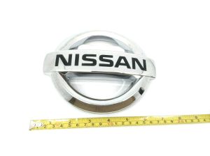 EMBLEMA DELANTERO NISSAN 