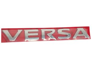EMBLEMA TRASERO NISSAN VERSA 14-